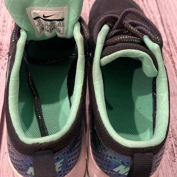 Nike Air Max Tennis Shoes - Picture 3 of 11